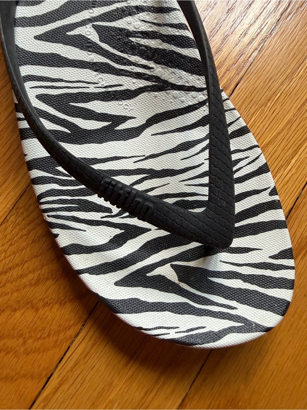 FitFlop Women’s iQushion Flip-Flops (Ergonomic w/Arch Support) - Picture 3 of 5